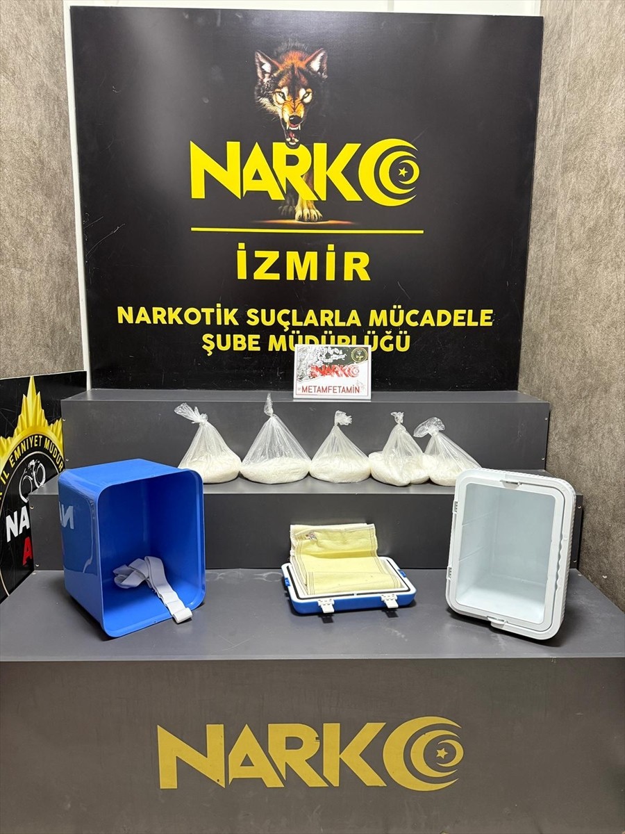 İzmir'in Bornova ilçesinde bir hafif ticari araçta 5 kilogram sentetik uyuşturucu ele geçirildi...