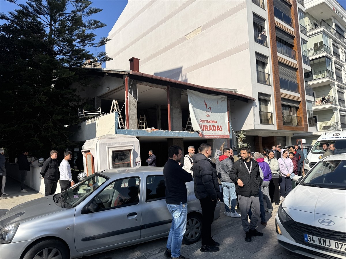 İzmir'in Karşıyaka ilçesinde tamir için çıktığı çatıdan düşen işçi hayatını kaybetti....