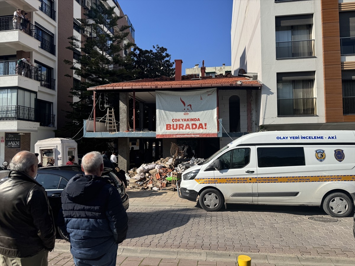 İzmir'in Karşıyaka ilçesinde tamir için çıktığı çatıdan düşen işçi hayatını kaybetti....