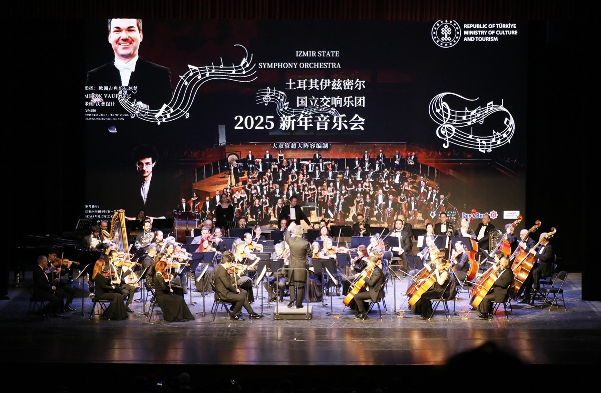 İzmir Devlet Senfoni Orkestrası, Çin turnesi kapsamında başkent Pekin'de Yeni Yıl Konseri...