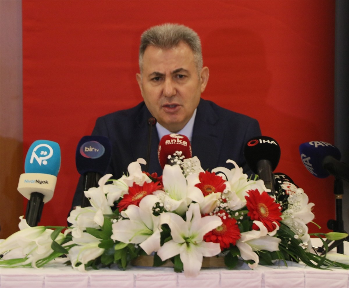 İzmir Valisi Süleyman Elban, Balçova Termal Otel'de gazetecilerle bir araya gelerek 10 Ocak...