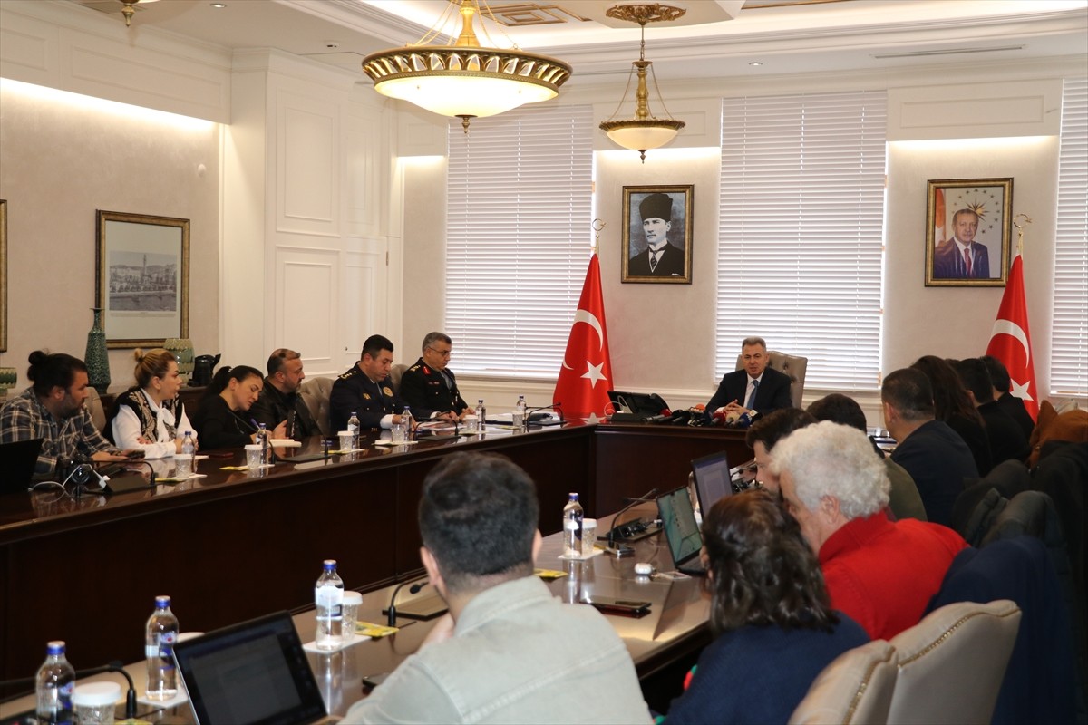 İzmir Valisi Süleyman Elban, Valilik'te düzenlenen toplantıda, geçen yılın asayiş ve güvenlik...