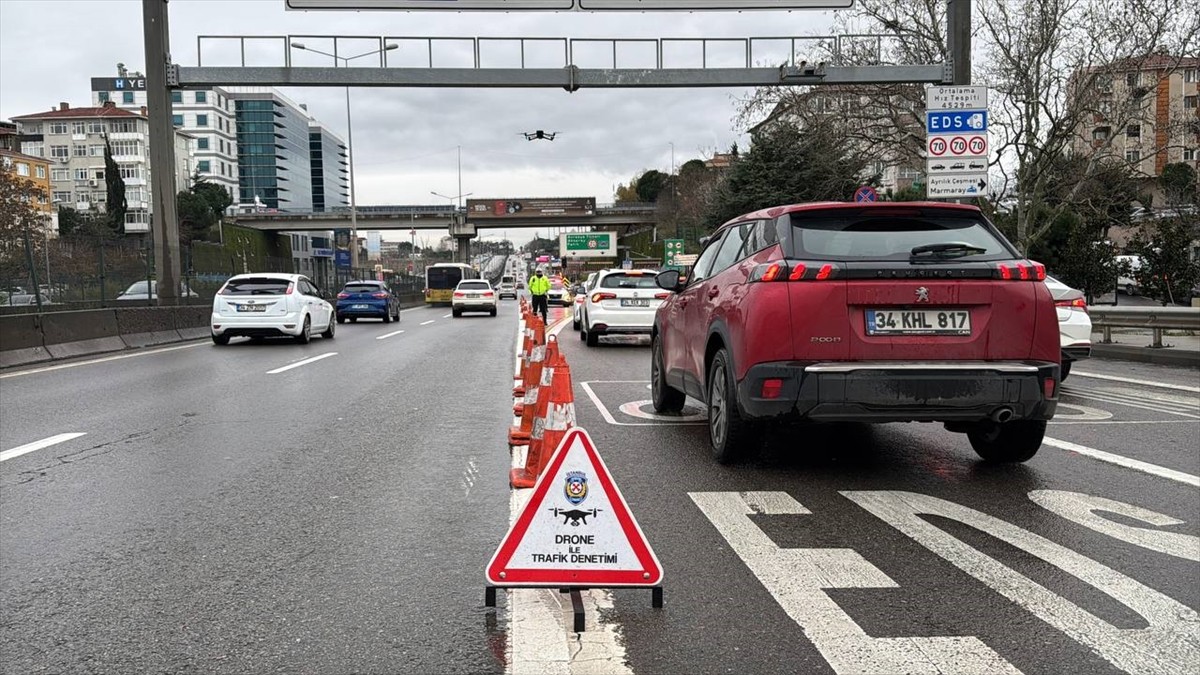 Kadıköy'de dron destekli trafik denetimi yapan ekipler, kurallara uymayan 8 sürücüye toplam 7 bin...