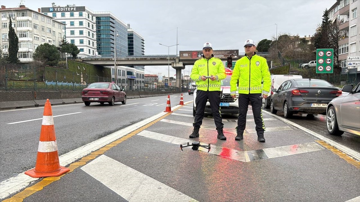 Kadıköy'de dron destekli trafik denetimi yapan ekipler, kurallara uymayan 8 sürücüye toplam 7 bin...
