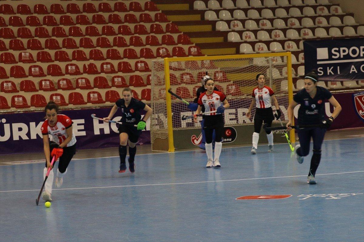 Kadınlar Salon Hokeyi Süper Lig Süper Final müsabakasında Gaziantep Polisgücü'nü şut aut ile yenen...