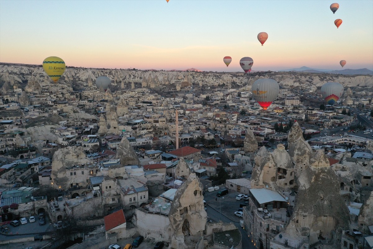 Kapadokya'da 2024 yılında, sıcak hava balon turuna katılan yolcu sayısında tüm zamanların rekoruna...