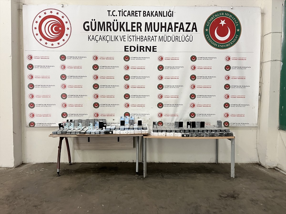 Kapıkule Sınır Kapısı'nda 1526 kaçak cep telefonu ele geçirildi.