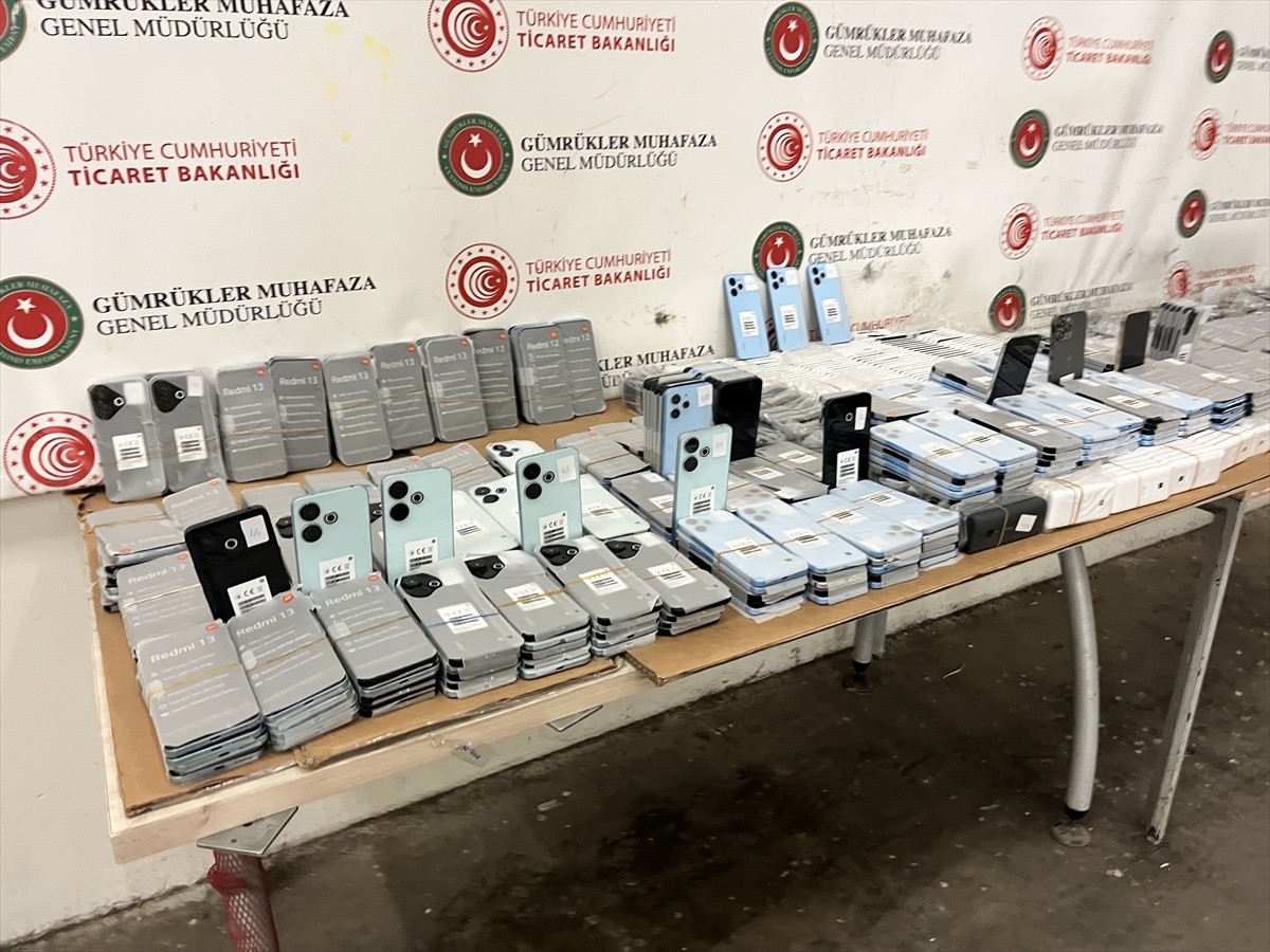 Kapıkule Sınır Kapısı'nda 1526 kaçak cep telefonu ele geçirildi.