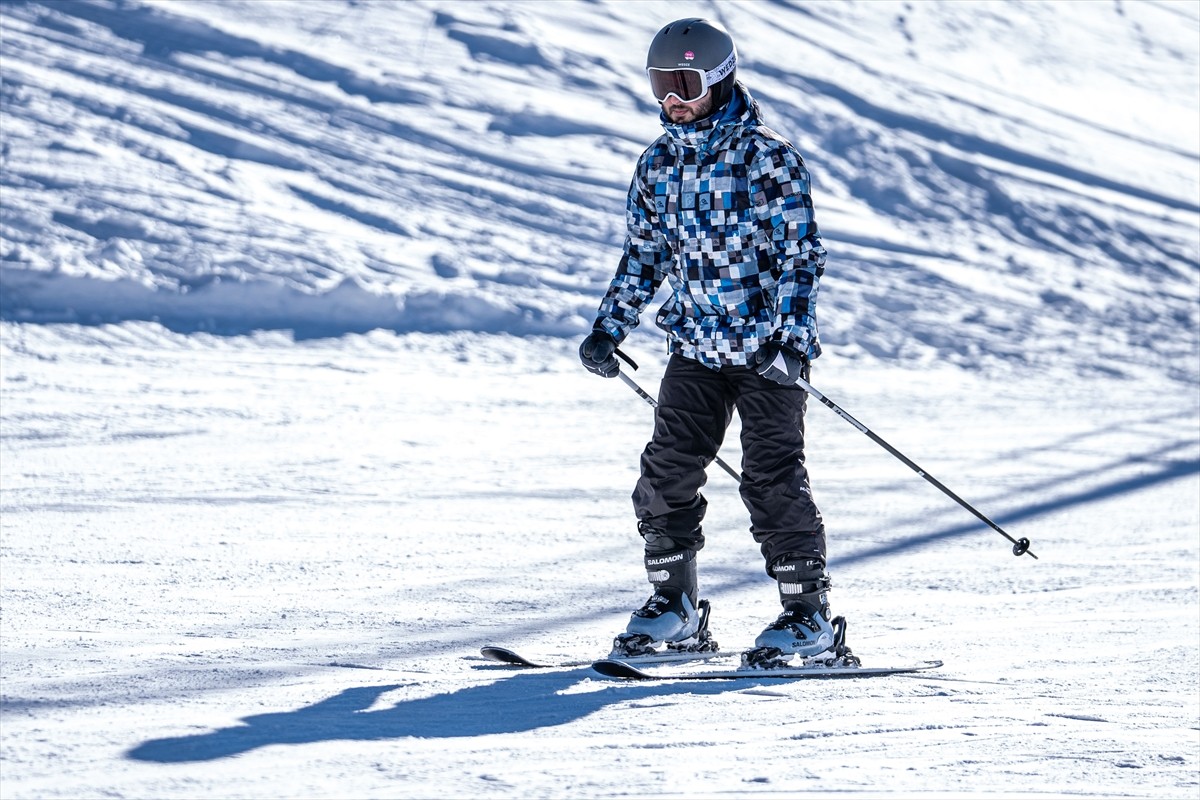 Kar kalınlığının 122 santimetreye ulaştığı Palandöken Kayak Merkezi'nde, hafta içi de yoğunluk...