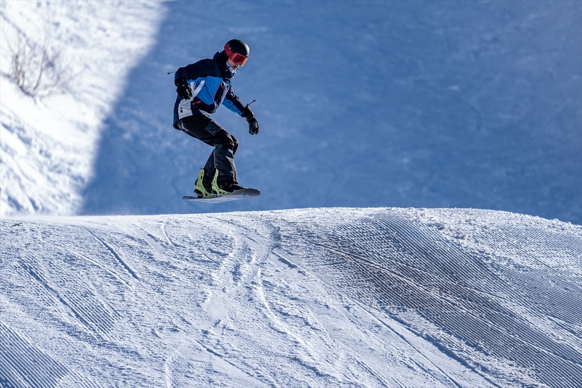 Kar kalınlığının 122 santimetreye ulaştığı Palandöken Kayak Merkezi'nde, hafta içi de yoğunluk...