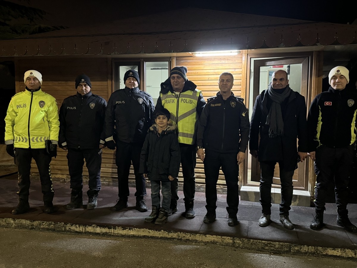 Karaman'da ilkokul 3. sınıf öğrencisi Yaman Yücel Metin, yılbaşı gecesi uygulama noktasında...