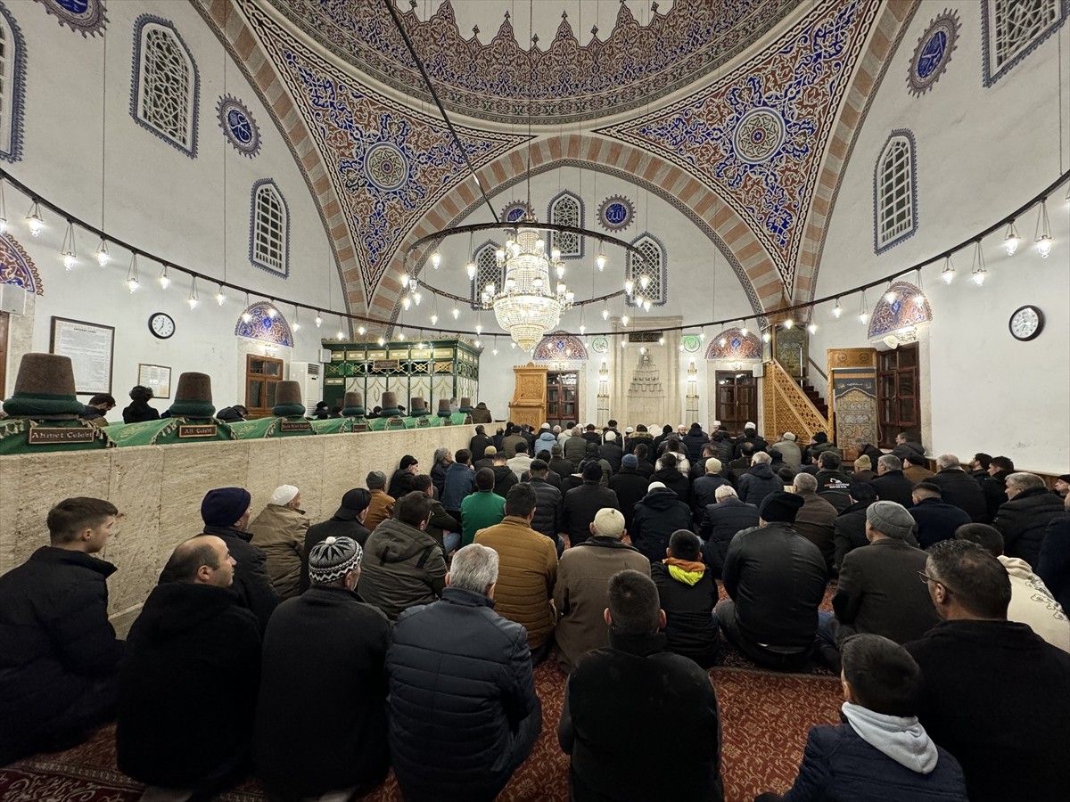 Karaman'da Regaip Kandili dolayısıyla camilerde program düzenlendi. Aktekke Camisi'ne gelenler...