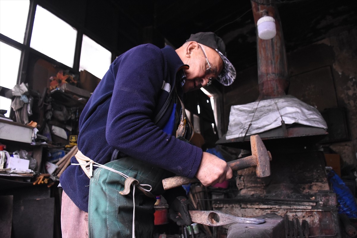 Karaman'da yaşayan 67 yaşındaki Duran Elmas, babasından çocuk yaşta öğrendiği demircilikte...