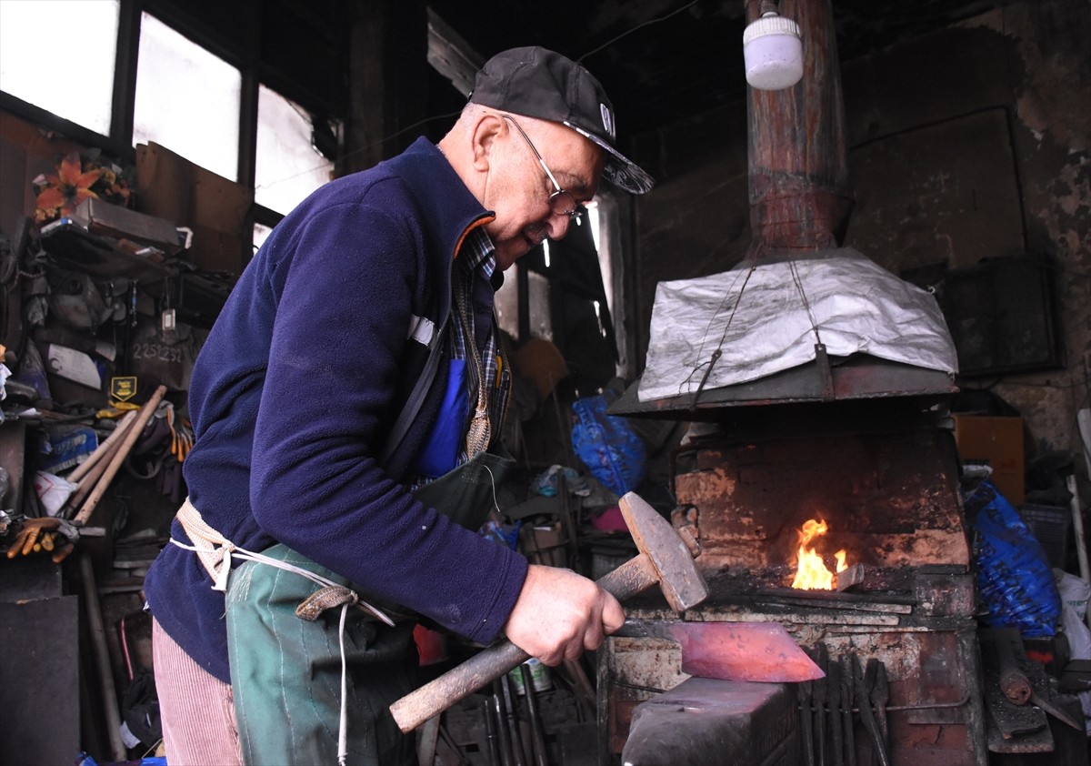 Karaman'da yaşayan 67 yaşındaki Duran Elmas, babasından çocuk yaşta öğrendiği demircilikte...