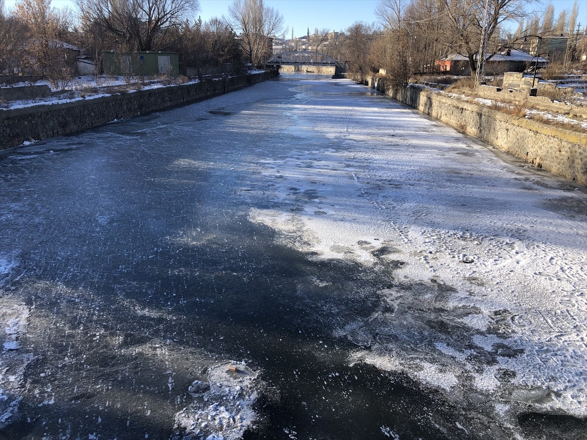 Kars'ta iki gündür aralıklarla devam eden kar, yerini soğuk havaya bıraktı. Soğuk havanın...