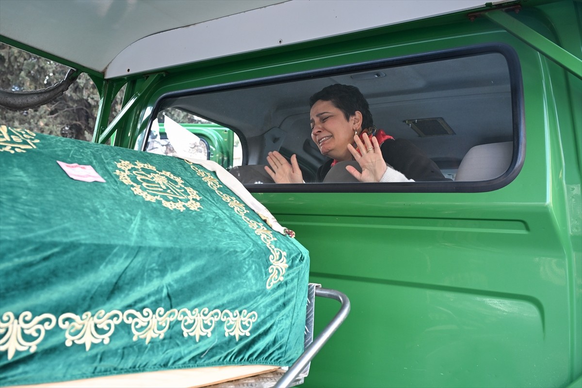 Kartalkaya'daki Grand Kartal Otel'de çıkan yangında yaşamını yitiren 17 yaşındaki Özüm Karataşlı...