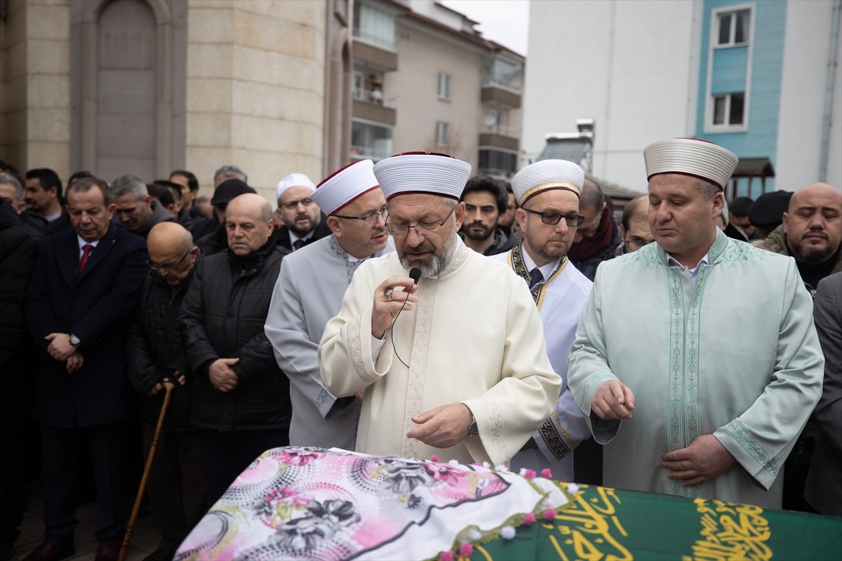 Kartalkaya Kayak Merkezi'ndeki otel yangınında yaşamını yitiren anne ve kızı için cenaze töreni...