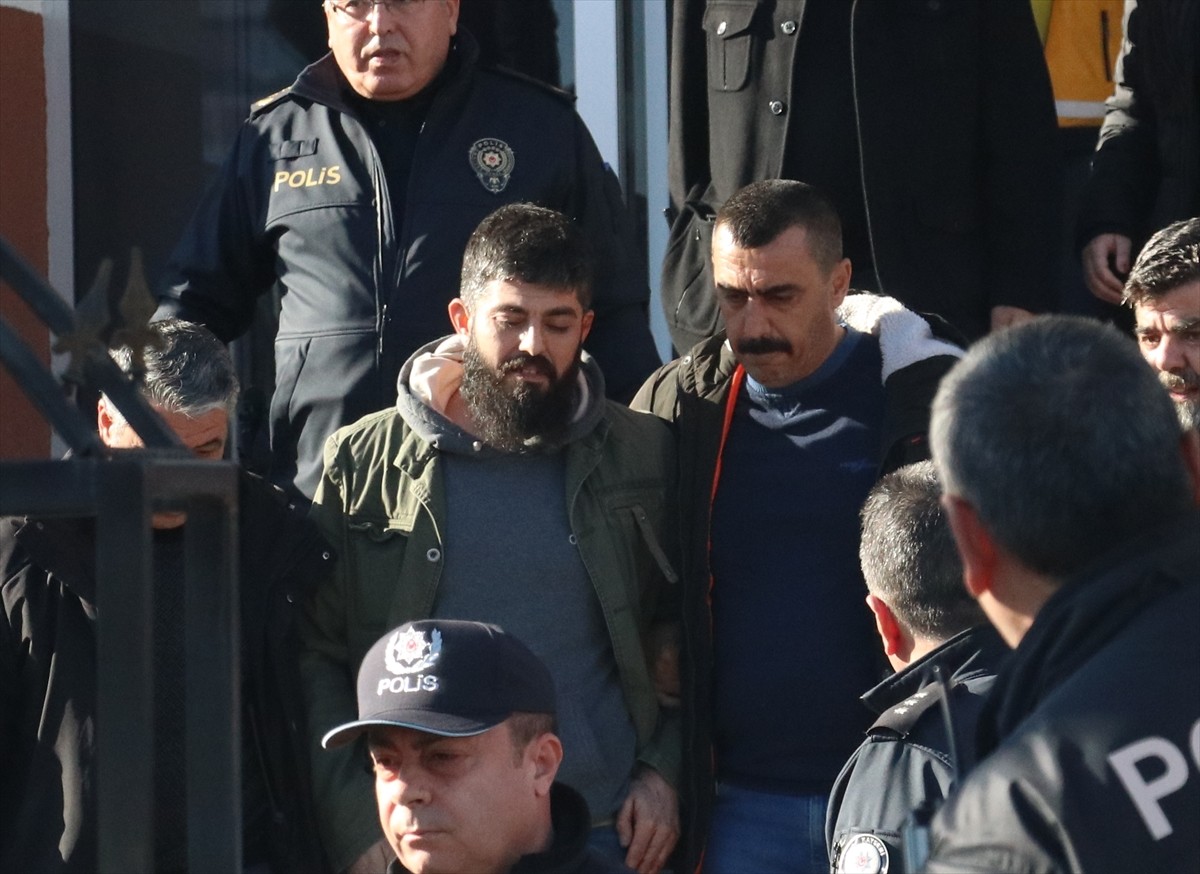 Kayseri'de 7 yaşındaki oğlunu silahla yaraladıktan sonra kendisini eve kilitleyen baba, yaklaşık 4...