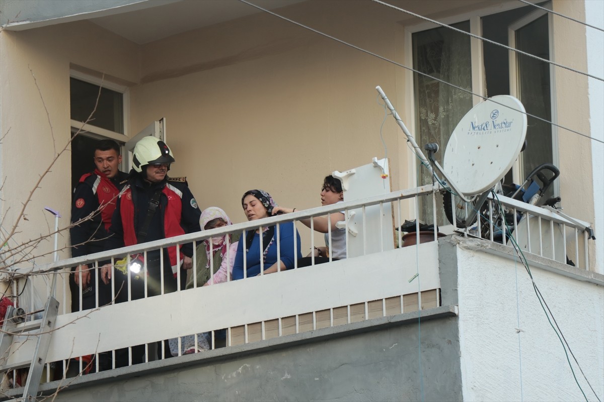 Kayseri'de bir apartmanda çıkan yangında 11 kişi dumandan etkilendi. Yangın itfaiye ekiplerince...