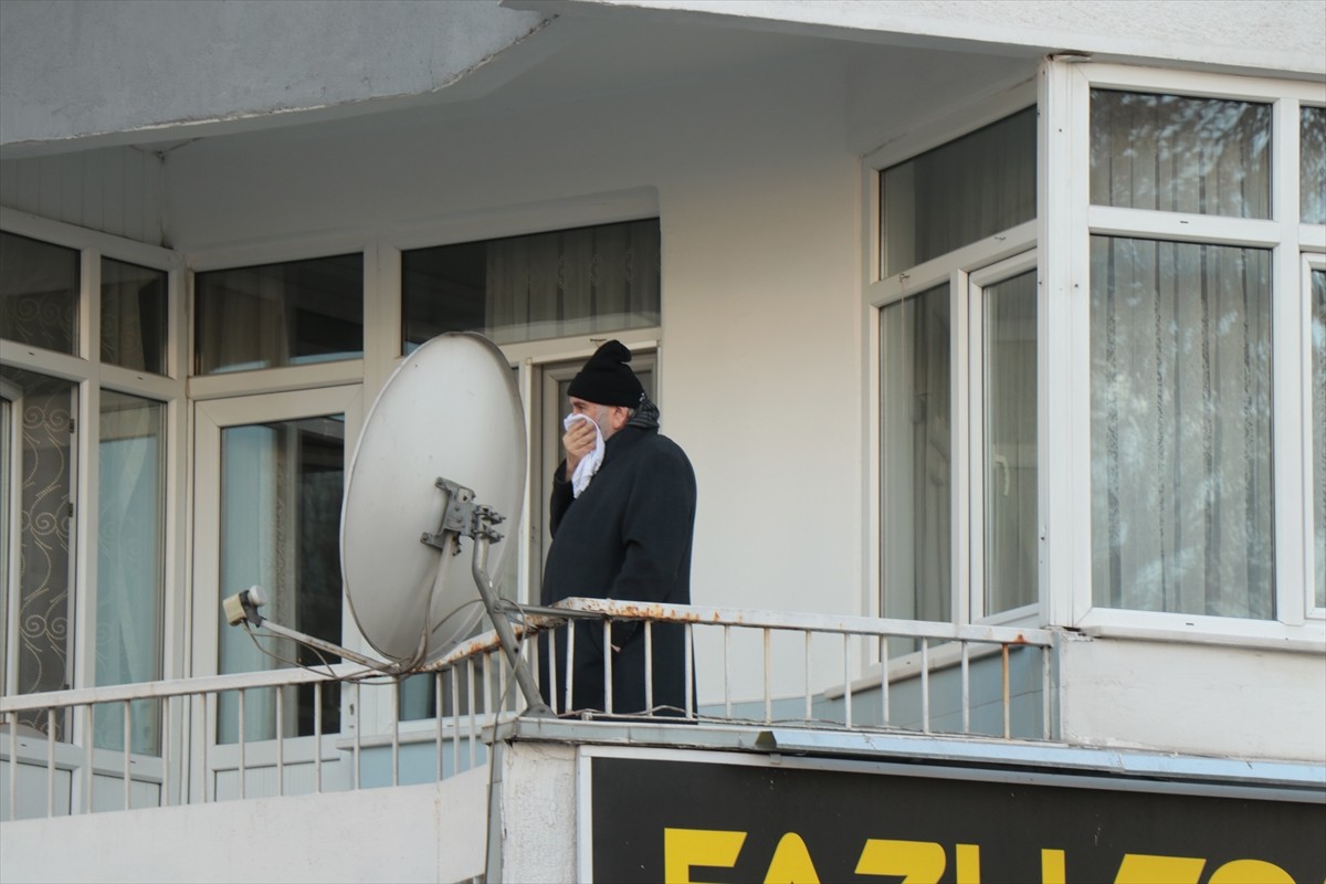 Kayseri'de bir apartmanda çıkan yangında 11 kişi dumandan etkilendi. Yangın itfaiye ekiplerince...