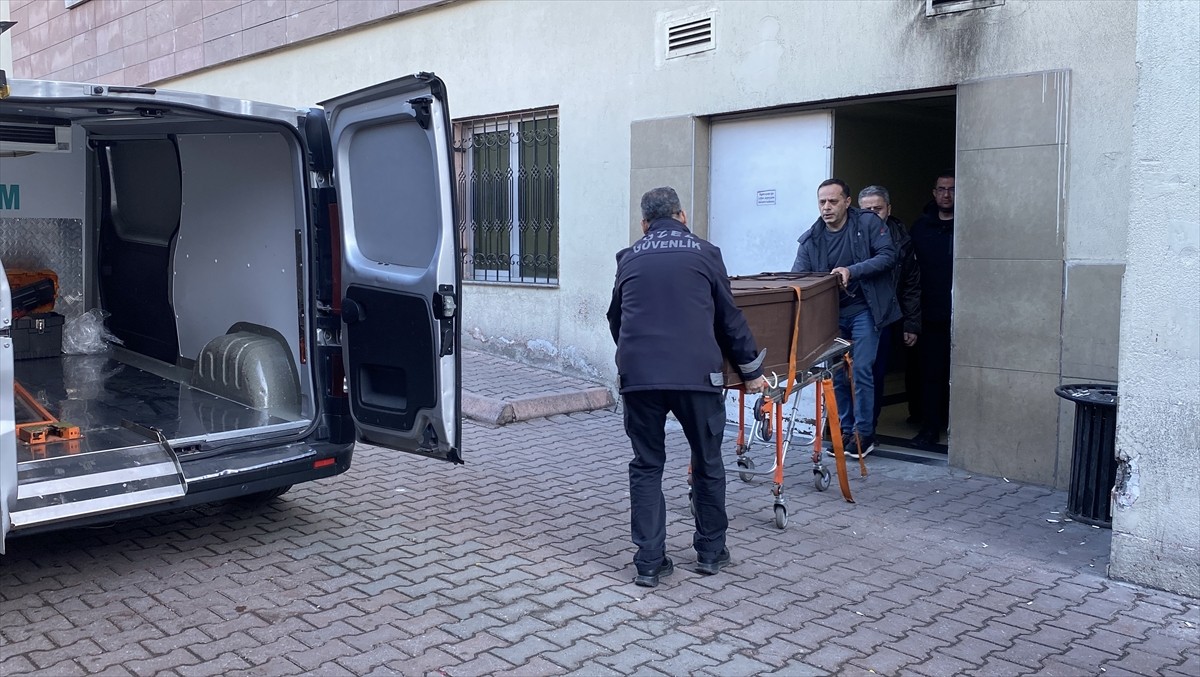 Kayseri'de Erciyes Kayak Merkezi'nde kayak sırasında düşerek yaralanan ve kaldırıldığı hastanede...