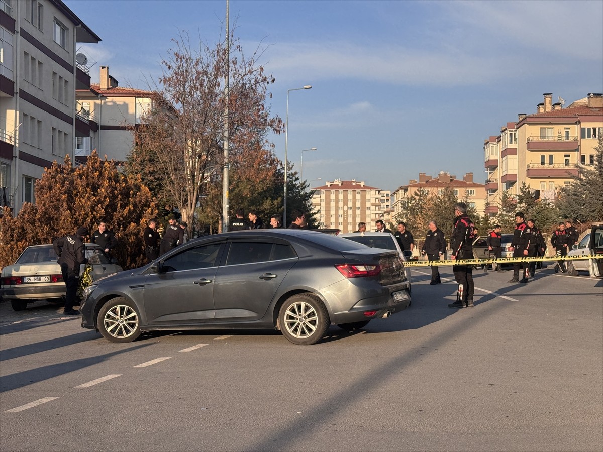 Kayseri'de iki grup arasında çıkan silahlı kavgada 3 kişi yaralandı. Polis ekipleri olay yerinde...