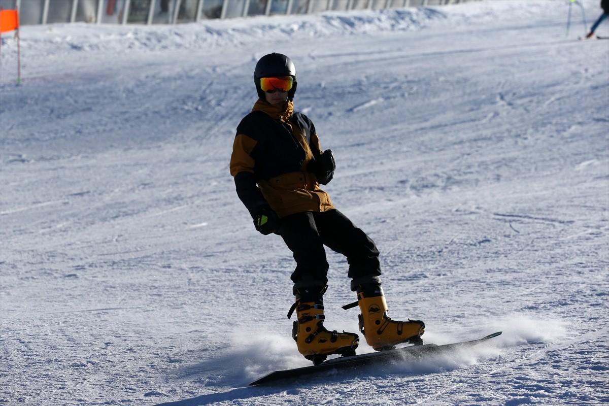 Kayseri'de yaşayan snowboard sporcusu 13 yaşındaki Sümeyye Yaren Güneş ve 14 yaşındaki Orhun...