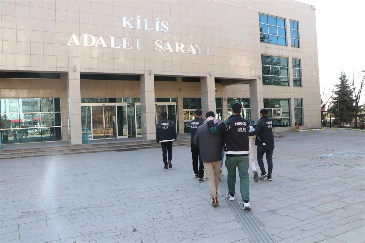 Kilis'te uyuşturucu operasyonunda gözaltına alınan 3 zanlı tutuklandı.