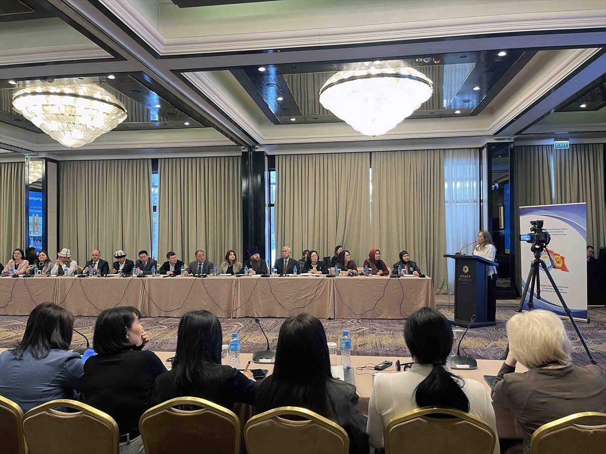 Kırgızistan'ın başkenti Bişkek'te, "Dini topluluklarda kadının rolü: Kırgızistan ve Türkiye...