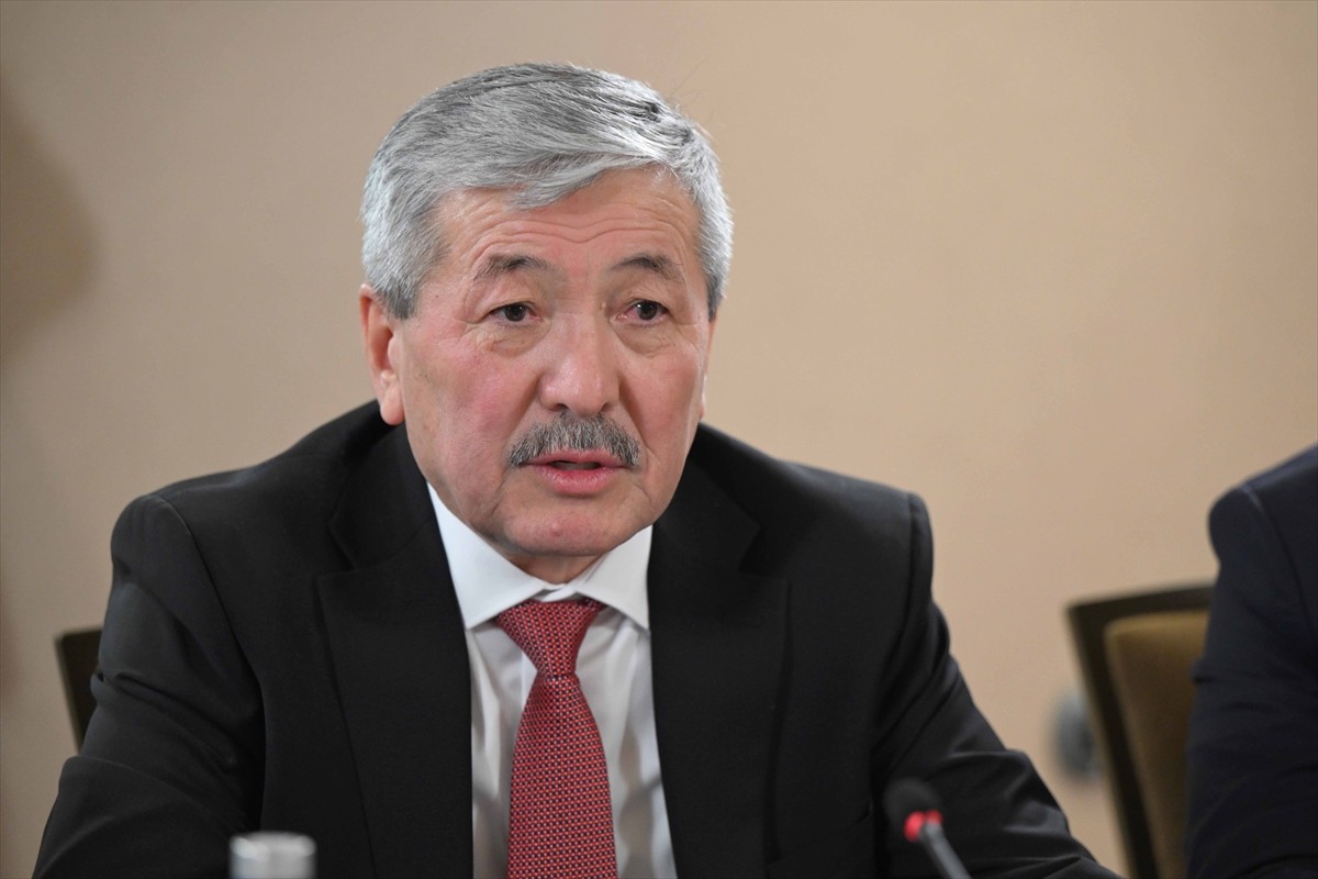 Kırgızistan Bakanlar Kurulu Başkanı Adılbek Kasımaliyev, Rusya Başbakanı Mihail Mişustin ile...