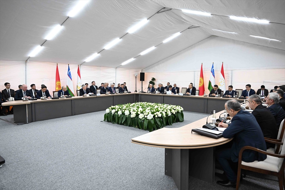 Kırgızistan Başbakanı Adılbek Kasımaliyev (solda), Özbekistan Başbakanı Abdulla Aripov (ortada) ve...