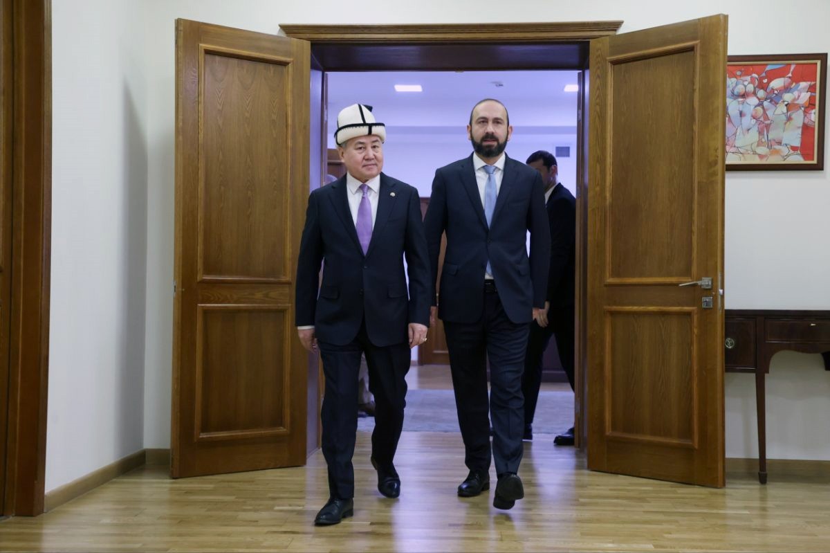 Kırgızistan Dışişleri Bakanı Ceenbek Kulubayev (solda), Ermenistan Dışişleri Bakanı Ararat...