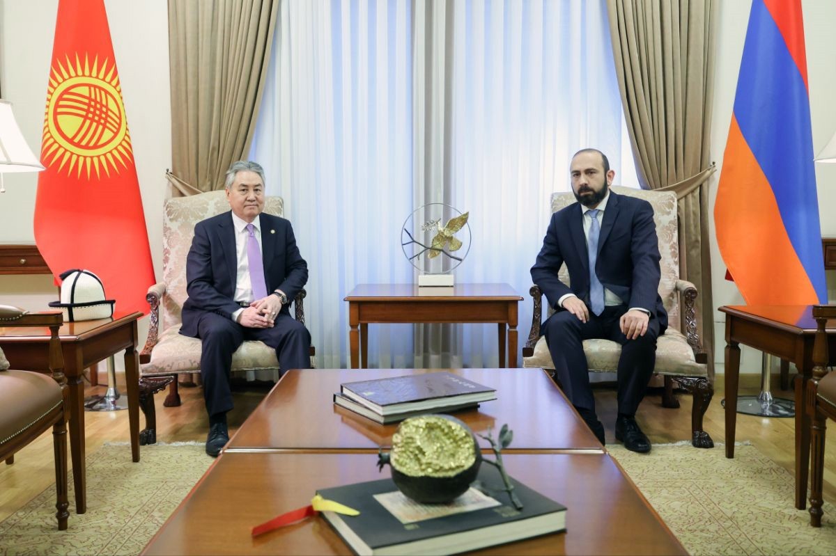Kırgızistan Dışişleri Bakanı Ceenbek Kulubayev (solda), Ermenistan Dışişleri Bakanı Ararat...