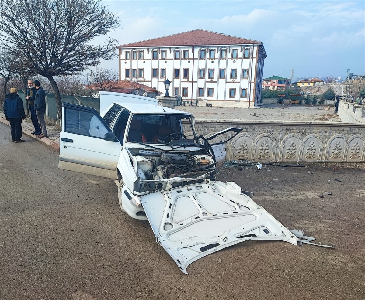 Kırıkkale'de otomobilin bahçe duvarına çarpması sonucu sürücü yaşamını yitirdi. Kaza yerine...