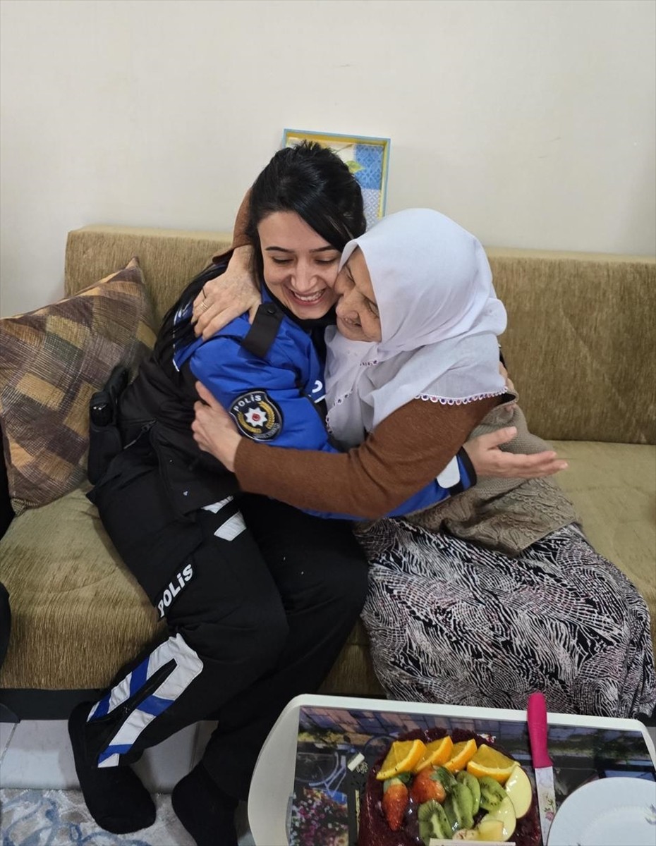 Kırıkkale'de polis ekipleri, yalnız yaşayan 81 yaşındaki kadına doğum günü sürprizi yaptı....