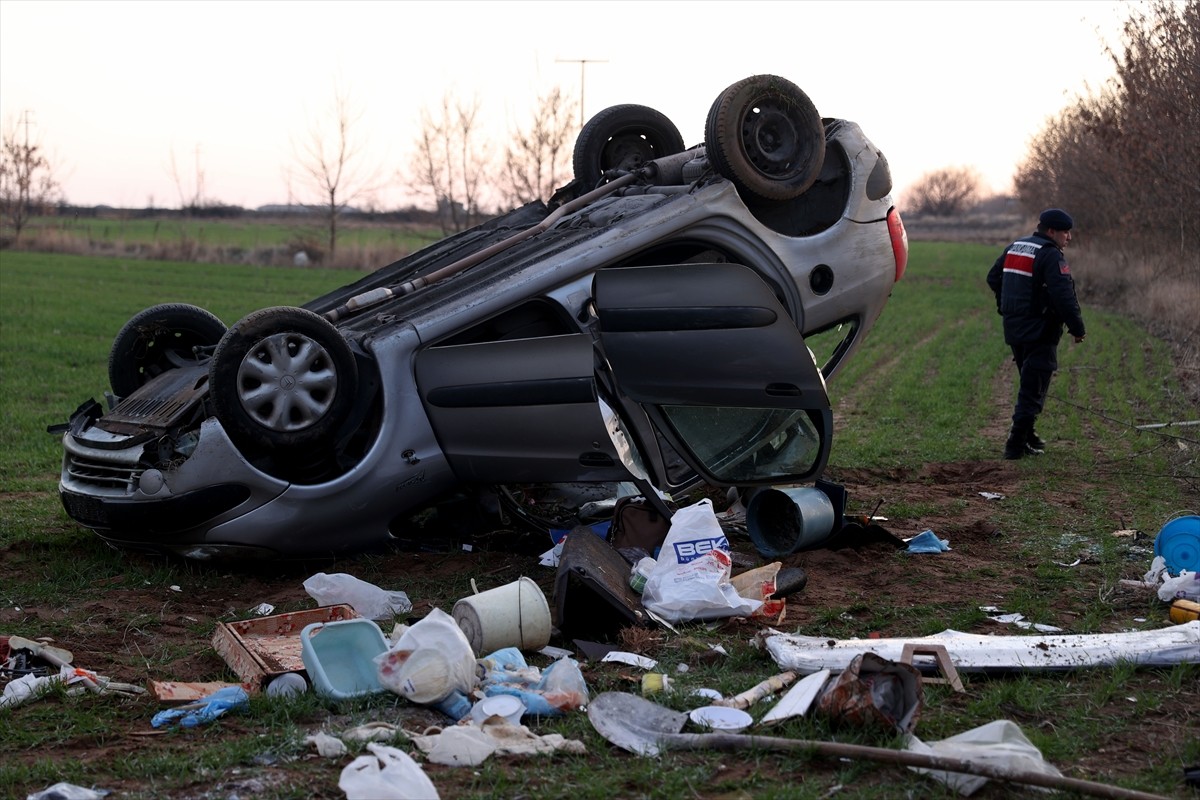 Kırklareli'nde otomobilin tarlaya devrilmesi sonucu sürücü hayatını kaybetti. Bölgeye sağlık...