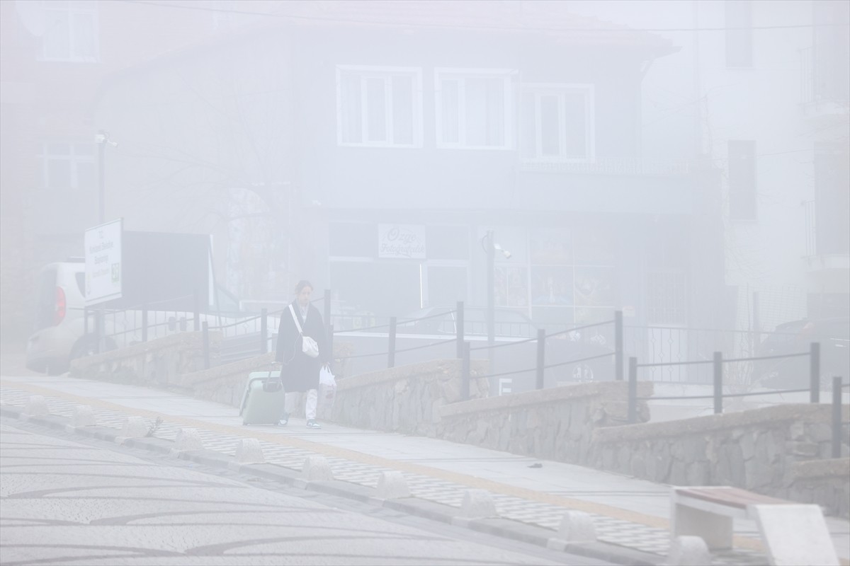 Kırklareli'nde yoğun sis nedeniyle görüş mesafesi 40 metrenin altına düştü.