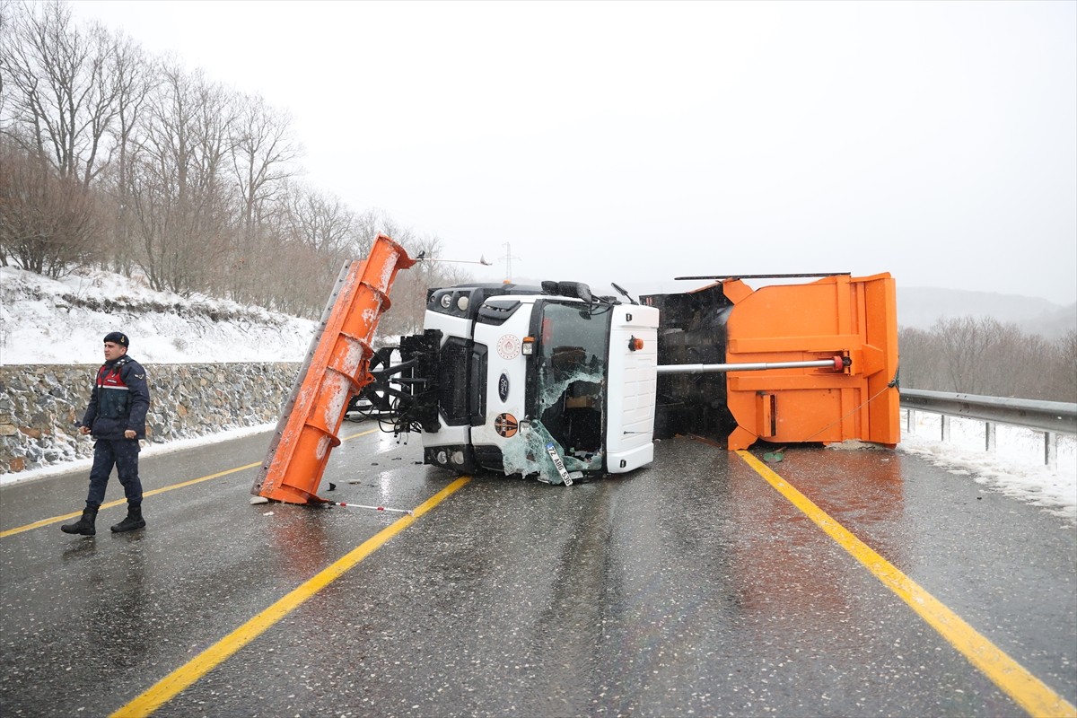 Kırklareli'nde yüksek kesimlerinde etkili olan kar yağışı nedeniyle bölgede çalışma yapan kar...