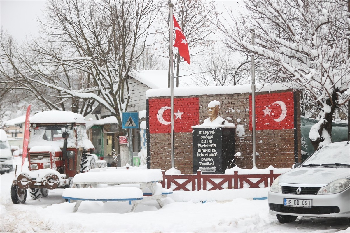 Kırklareli'nin yüksek kesimlerinde kar kalınlığı 40 santimetreye ulaştı. Kar yağışı merkeze bağlı...