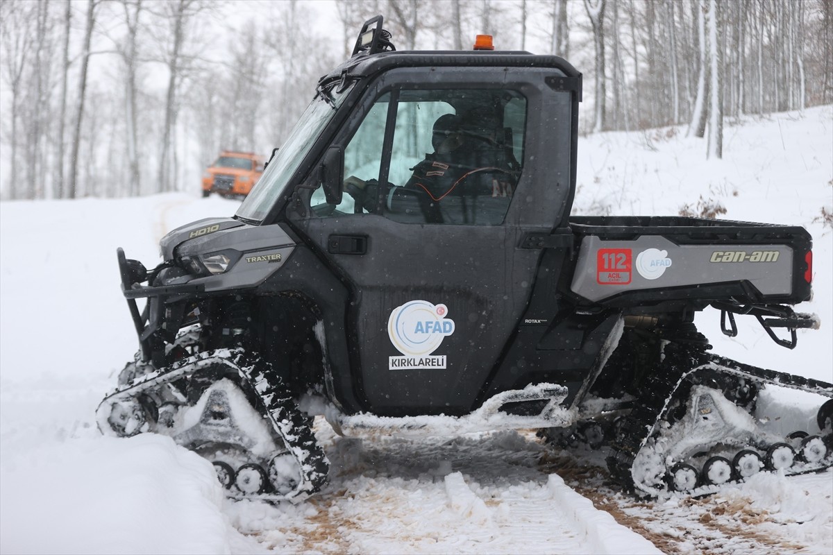 Kırklareli Valiliği İl Afet ve Acil Durum Müdürlüğü ekipleri, karlı yolları paletli araçlarla...