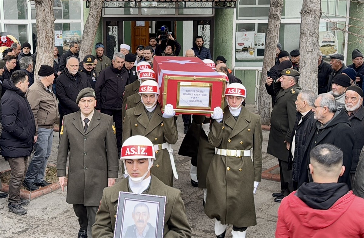 Kırşehir'de 71 yaşında yaşamını yitiren Kıbrıs gazisi Mehmet Yasatekin'in cenazesi toprağa...