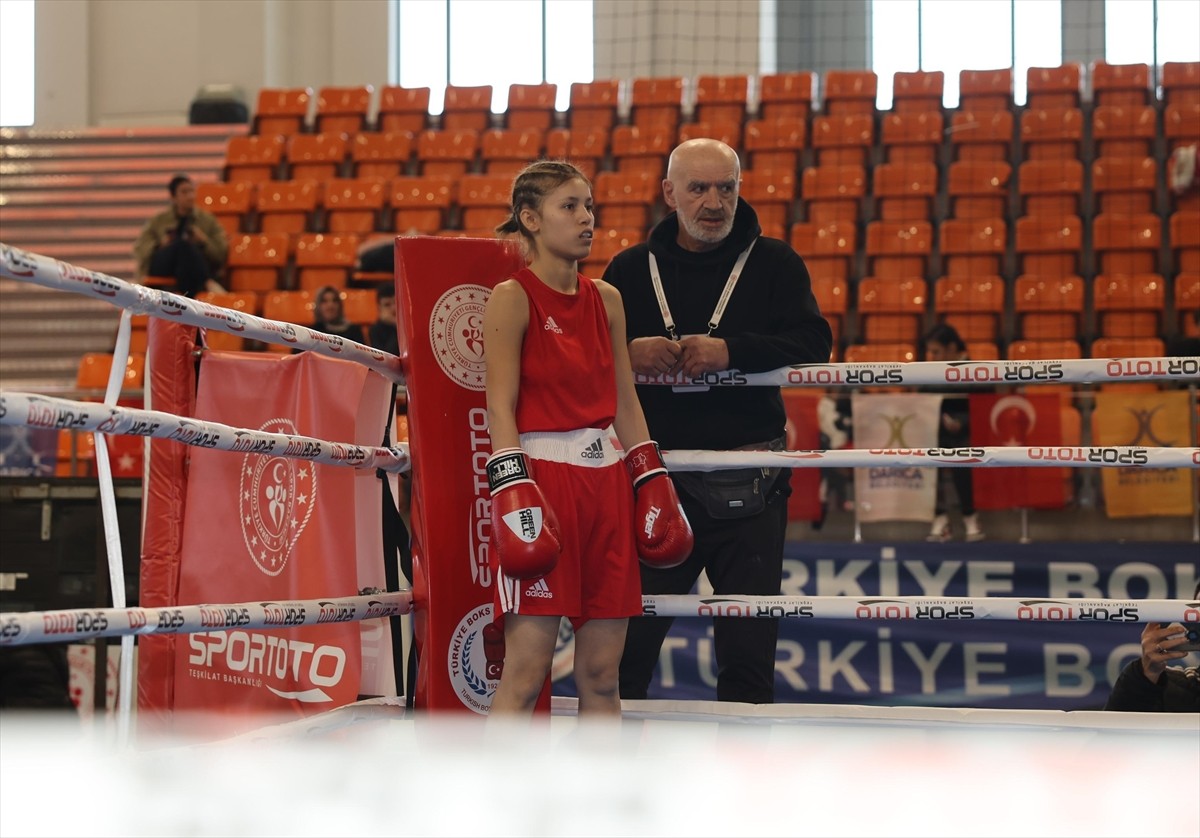  Kocaeli'nin Darıca ilçesinde Büyük Kadınlar Türkiye Boks Şampiyonası başladı.