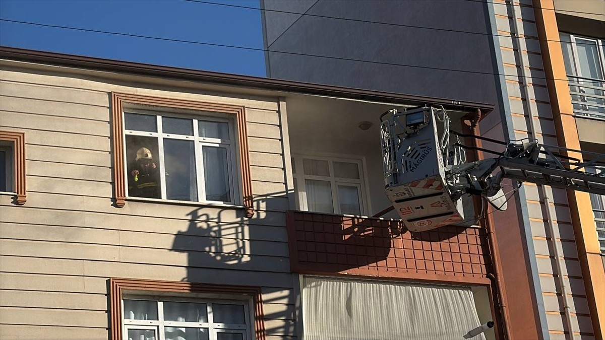 Kocaeli'nin Gebze ilçesinde apartman dairesinde çıkan yangın itfaiye ekiplerince söndürüldü....