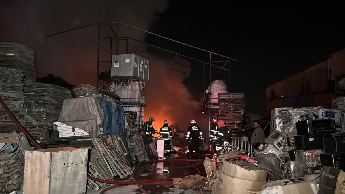 Kocaeli'nin Gebze ilçesinde elektrikli ev aletleri deposunda çıkan yangın kontrol altına...