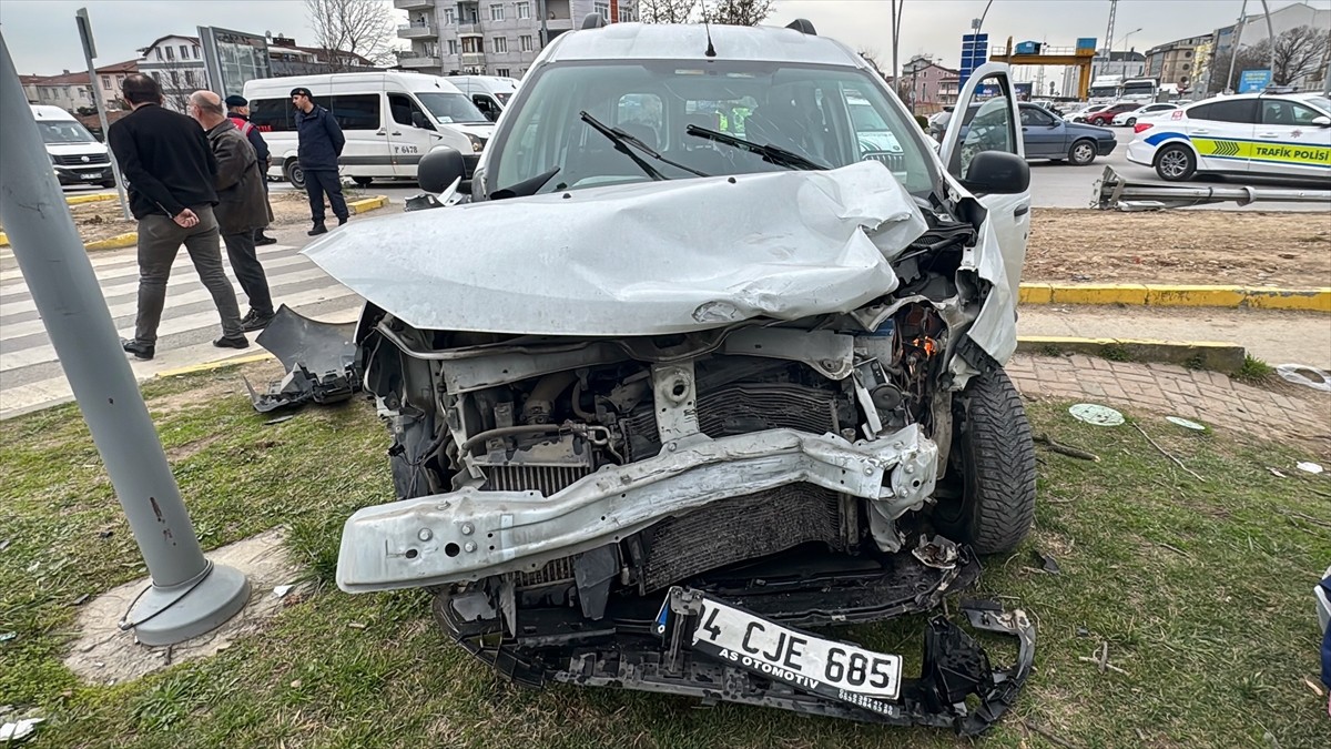 Kocaeli'nin Gebze ilçesinde hafif ticari araçla çarpışan jandarma trafik aracındaki 1 personel...