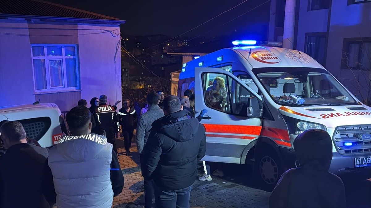 Kocaeli'nin Gebze ilçesinde komşular arasında çıkan, sopaların da kullanıldığı kavgada yaralanan 6...