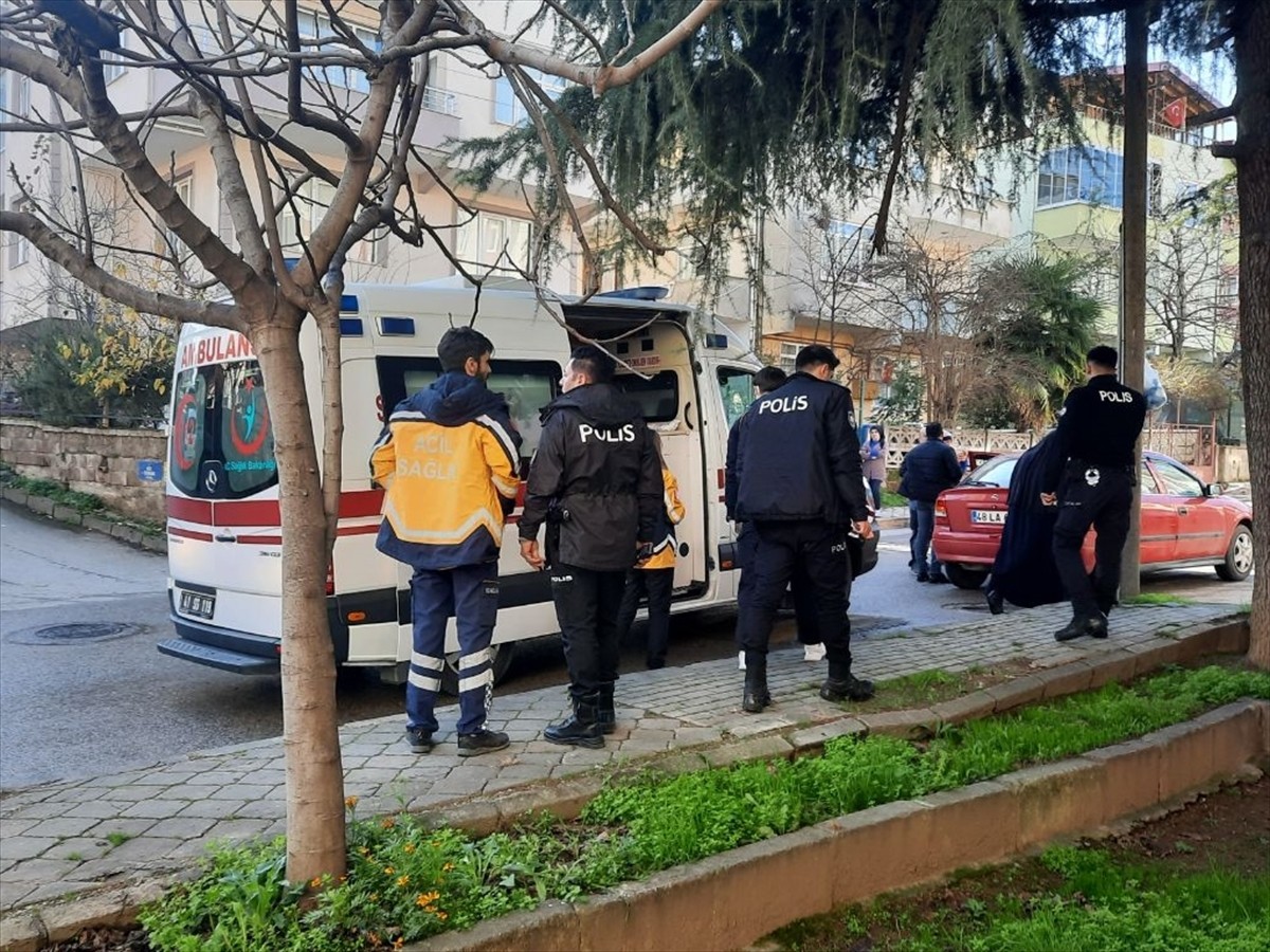 Kocaeli'nin Gölcük ilçesinde komşular arasında "araç park etme" meselesinden çıkan sopalı kavgada...