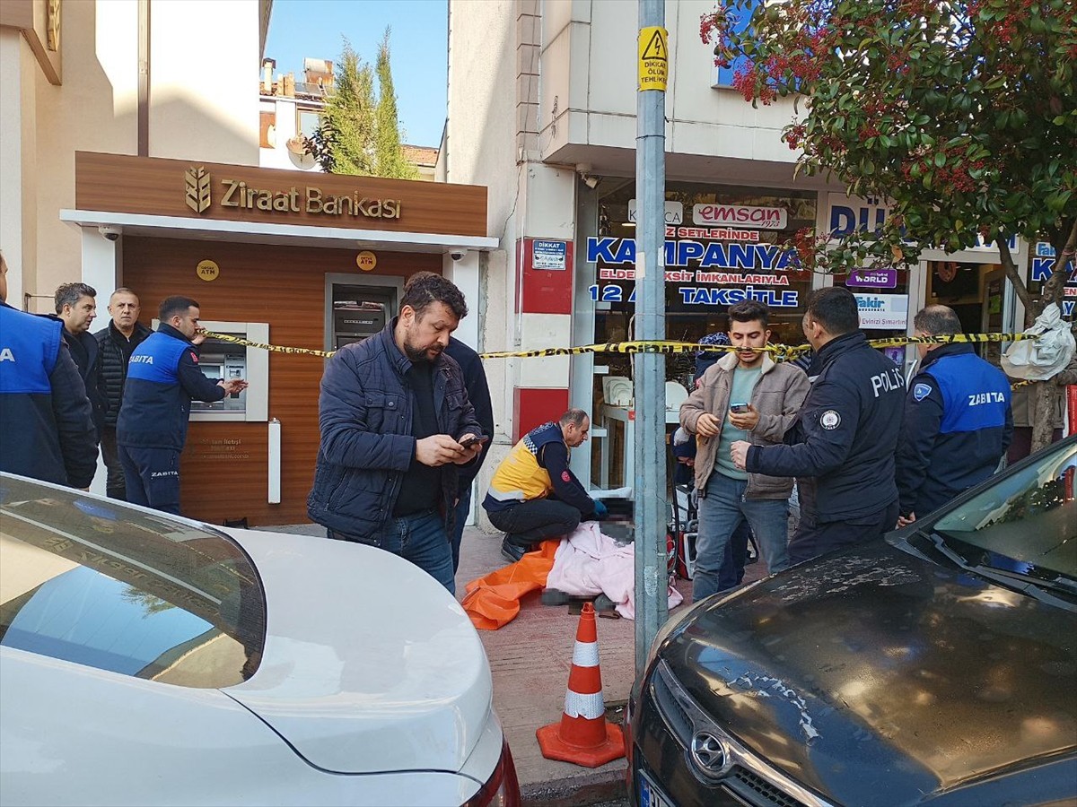 Kocaeli'nin Karamürsel ilçesinde ATM'den para çekerken silahlı saldırıya uğrayan kişi öldü....