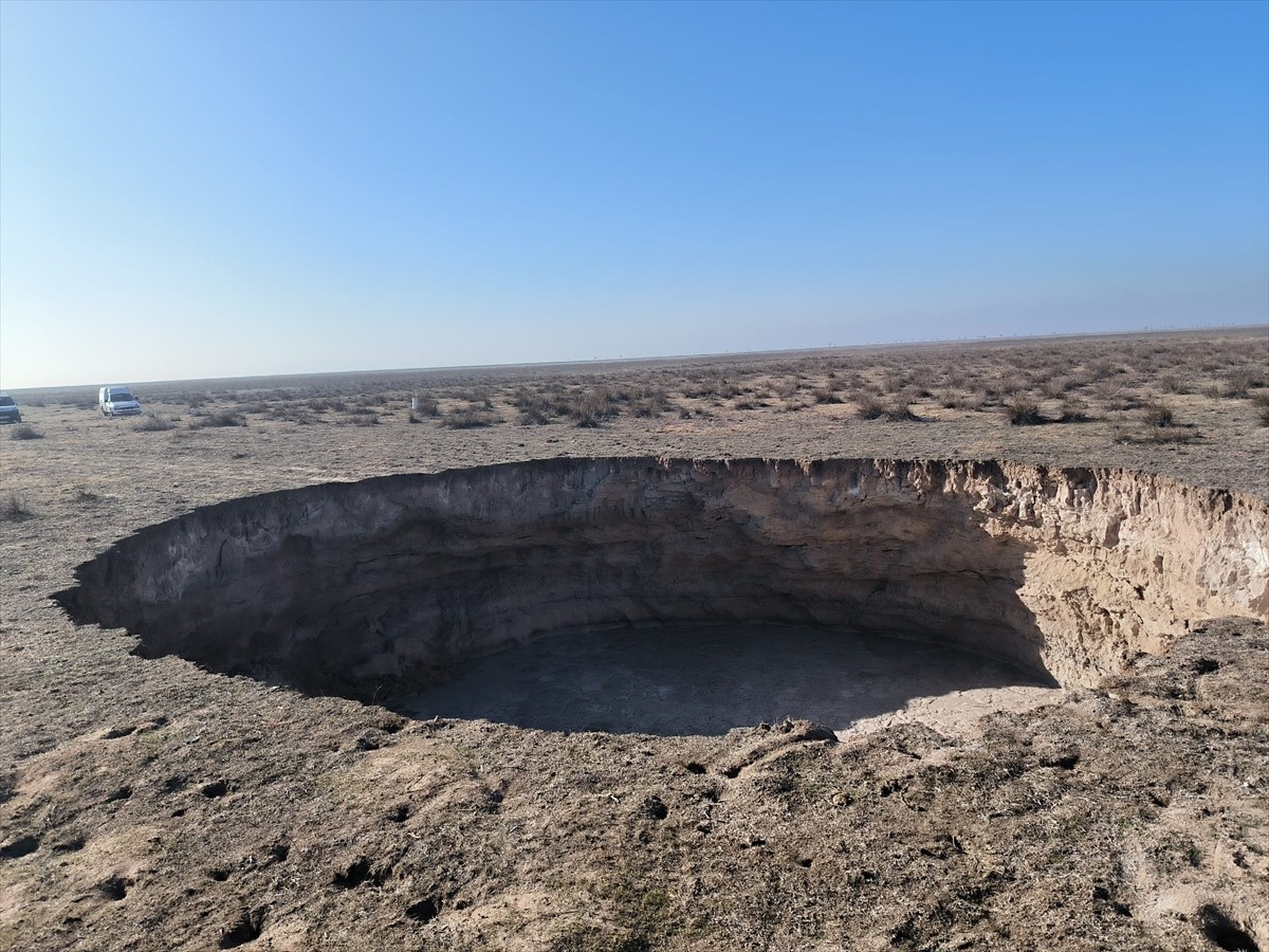 Konya'nın Altınekin ilçesinde 7 metre derinliğinde, 50 metre çapında obruk oluştu.