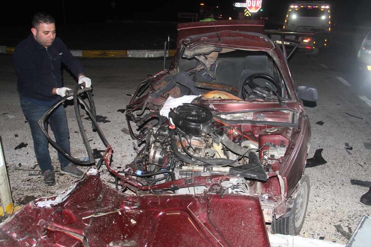 Konya'nın Beyşehir ilçesinde turistleri taşıyan minibüs ile otomobilin çarpışması sonucu 1 kişi...